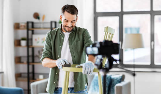 Hombre restaurando un mueble